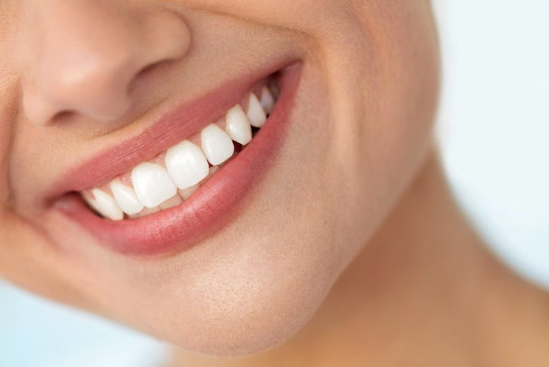 ما الفرق بين تبييض الاسنان بالليزر والزوم؟